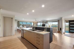 101 Padman Crs, Middleton في ميدلتون: مطبخ مع طاولة وغرفة معيشة