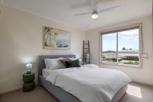 101 Padman Crs, Middleton في ميدلتون: غرفة نوم بسرير كبير ونافذة