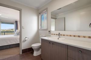 101 Padman Crs, Middleton في ميدلتون: حمام مع حوض ومرحاض ومرآة +20 صورة