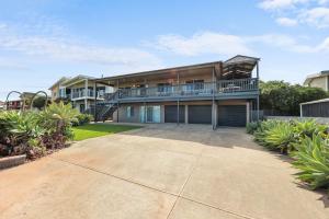 101 Padman Crs, Middleton في ميدلتون: منزل كبير مع شرفة وممر