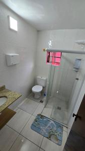 um banheiro com chuveiro e vaso sanitário em Almar Hospedagem 2 ARRAIAL DO CABO em Arraial do Cabo