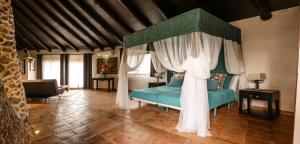 Ένα ή περισσότερα κρεβάτια σε δωμάτιο στο Villa Rural La Torre by Hacienda Alfacara +76 φωτογραφίες