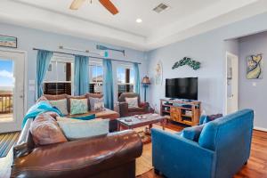 un salon avec un canapé et une télévision dans l'établissement After Dune Delight Home, à Stingaree 33 autres photos