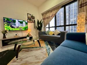 Μια τηλεόραση ή/και κέντρο ψυχαγωγίας στο 2BR Apartment @ Icon City