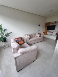 een woonkamer met 2 banken en een televisie bij vacation home Bonito PE in Bonito