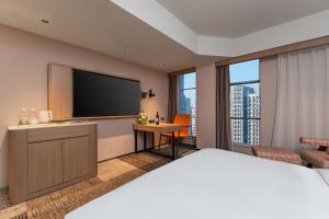 Postel nebo postele na pokoji v ubytování Yichang Shuaifu Platinum Hotel