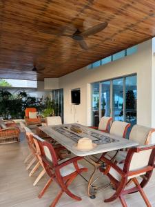 uma sala de jantar com mesa e cadeiras em Condominio El Peñon, Girardot em El Peñón