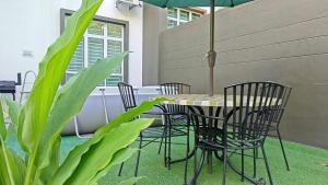 Patio nebo venkovní prostory v ubytování Ocean 25 Shamrock Beach Big Group 6 Bedroom 5 Bathroom with Pool