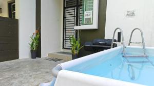 Bazén v ubytování Ocean 25 Shamrock Beach Big Group 6 Bedroom 5 Bathroom with Pool nebo v jeho okolí