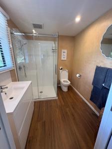 Ένα μπάνιο στο Tuis Nest, family beach bach at Opito Bay +17 φωτογραφίες