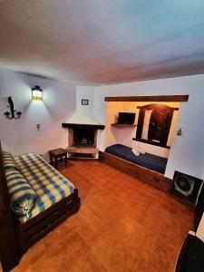 a living room with a bed and a fireplace at Cabañas Lorelei in Villa General Belgrano