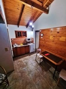 a living room with a table and a kitchen at Cabañas Lorelei in Villa General Belgrano