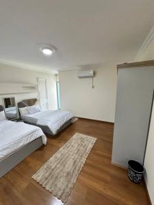 Banī Ghālibにある2Br Stanley Sea Viewのベッドルーム1室(ベッド2台付)、