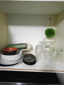 Vanilla Lee Corporate Suite في خليج ريتشاردز: طاولة مطبخ عليها صحون واكواب