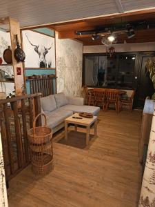 una sala de estar con un sofá y una mesa en Duplex montagne vue exceptionnelle, en Murat-le-Quaire