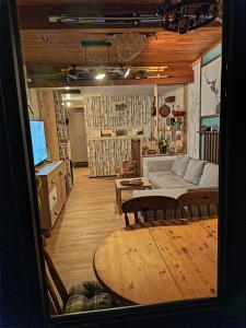 una sala de estar con un sofá y una mesa en Duplex montagne vue exceptionnelle, en Murat-le-Quaire