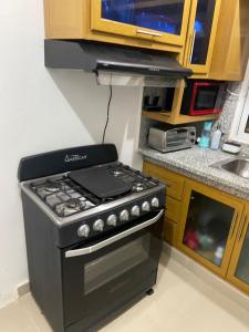 - Cocina de juguete con fogones y fregadero en Casa amarilla, en La Romana