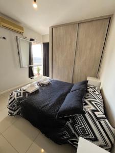 Giường trong phòng chung tại Apartment in San Juan