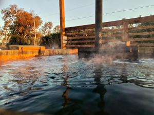 Bazén v ubytování CABAÑA RAIZ INDOMITA PINTO Ñuble nebo v jeho okolí + 24 fotografií