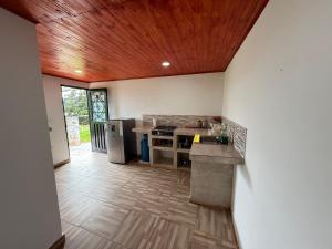 Nhà bếp/bếp nhỏ tại Cabañas Casa Campo Guatavita