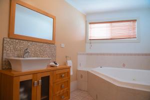 Ένα μπάνιο στο The Black Dolphin Motel +20 φωτογραφίες