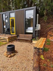 Κήπος έξω από το Saddle House by Tiny Away