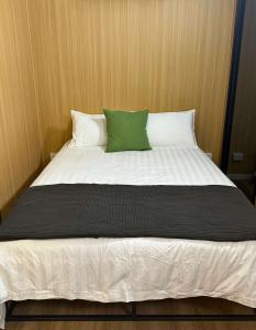 Ένα ή περισσότερα κρεβάτια σε δωμάτιο στο Saddle House by Tiny Away