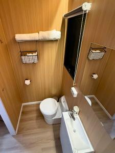 Ένα μπάνιο στο Saddle House by Tiny Away +3 φωτογραφίες