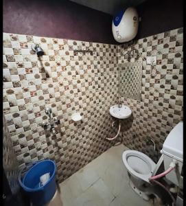 Koupelna v ubytování Shree Haridas Dham