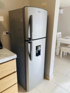 Ramos ArizpeCasa Recién-Remodelada Ideal, Ejecutivos, Trabajos的厨房里桌子旁边有一台白色冰箱