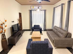 Un lugar para sentarse en Accra Luxury Apartments At The Sanga Estates 24 fotos más