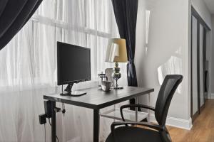 Μια τηλεόραση ή/και κέντρο ψυχαγωγίας στο Cozy 1BR Retreat Sleeps 2 Near Downtown & NC State