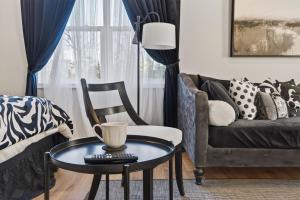 Χώρος καθιστικού στο Cozy 1BR Retreat Sleeps 2 Near Downtown & NC State +27 φωτογραφίες