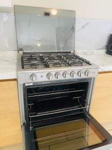 Ramos ArizpeCasa Recién-Remodelada Ideal, Ejecutivos, Trabajos的厨房里配有炉灶烤箱