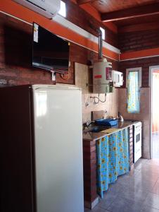 una cucina con frigorifero bianco in una camera di Cabañas Yarel ad Alpa Corral