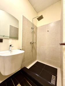 Un baño de Accra Luxury Apartments At The Sanga Estates