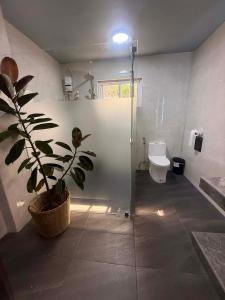 Un baño de Portuito Residences