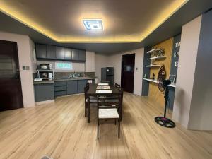 Una cocina o cocineta en Portuito Residences 8 fotos más