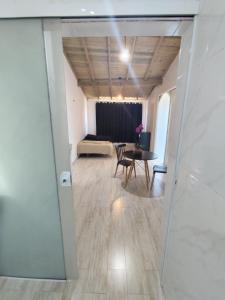 een kamer met een tafel en een bed in een kamer bij Loft em Florianópolis à 1km da praia in Florianópolis