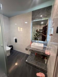 Un baño de Portuito Residences