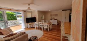 Et tv og/eller underholdning på Green Oasis with Sea Breeze