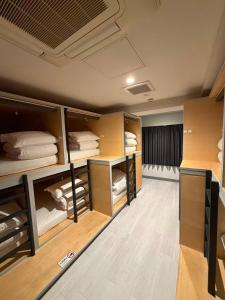 Postel nebo postele na pokoji v ubytování ホステルエリーラ神田 HOSTEL EstLiLas KANDA + 61 fotografií