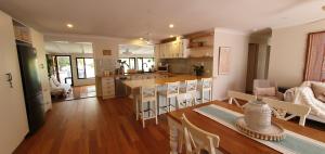 Køkken eller tekøkken på Green Oasis with Sea Breeze