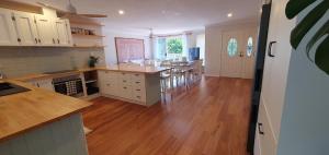 Køkken eller tekøkken på Green Oasis with Sea Breeze + 26 billeder