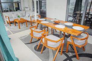 Panorama Keur Gorgui في Dakan: طاولة وكراسي خشبية في الغرفة