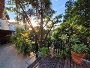 Ein Zaun mit einem Haufen Topfpflanzen in der Unterkunft Santa Teresa Junto à Natureza in Rio de Janeiro