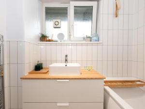 Et badeværelse på Stylish 2-Bed Flat in Woolwich, Central London