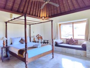 Un pat sau paturi într-o cameră la Villa Diana Bali +42 fotografii