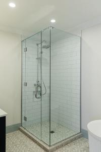 ネイピアにあるCriterion Hotel Napierのバスルーム(ガラス張りのシャワー付)が備わります。