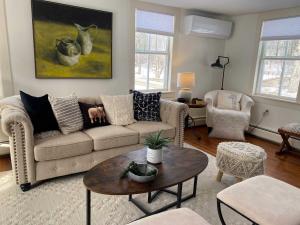 Posezení v ubytování The Carriage House - Historical Farmhouse